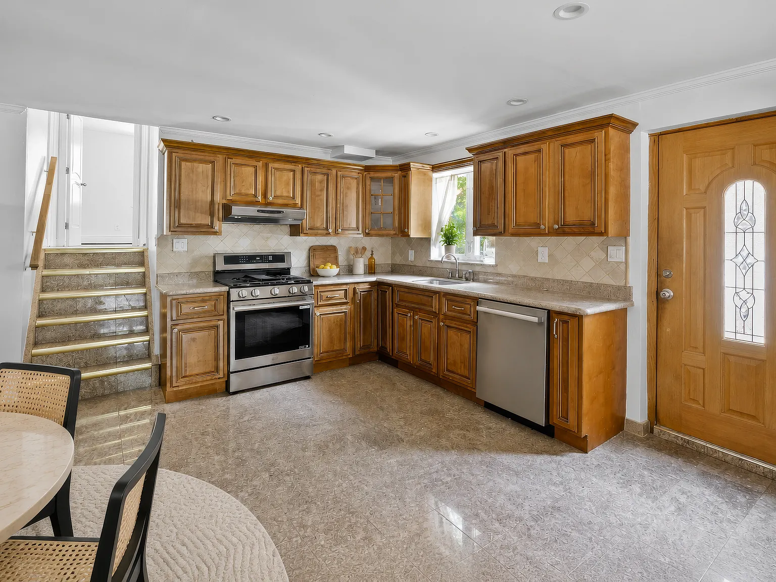 574 Henry Street — Photo 4