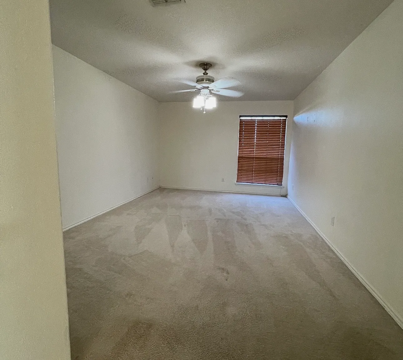 5 bed, 3.5 bath, 2439 sqft, $2,050 — Photo 3