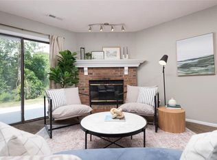 240 SW Pinetree Ln, Lees Summit, MO 64063