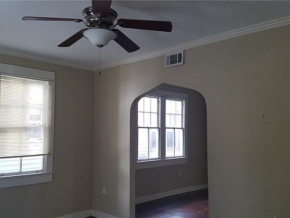 3rd image of 4427-29 Fontainebleau Dr