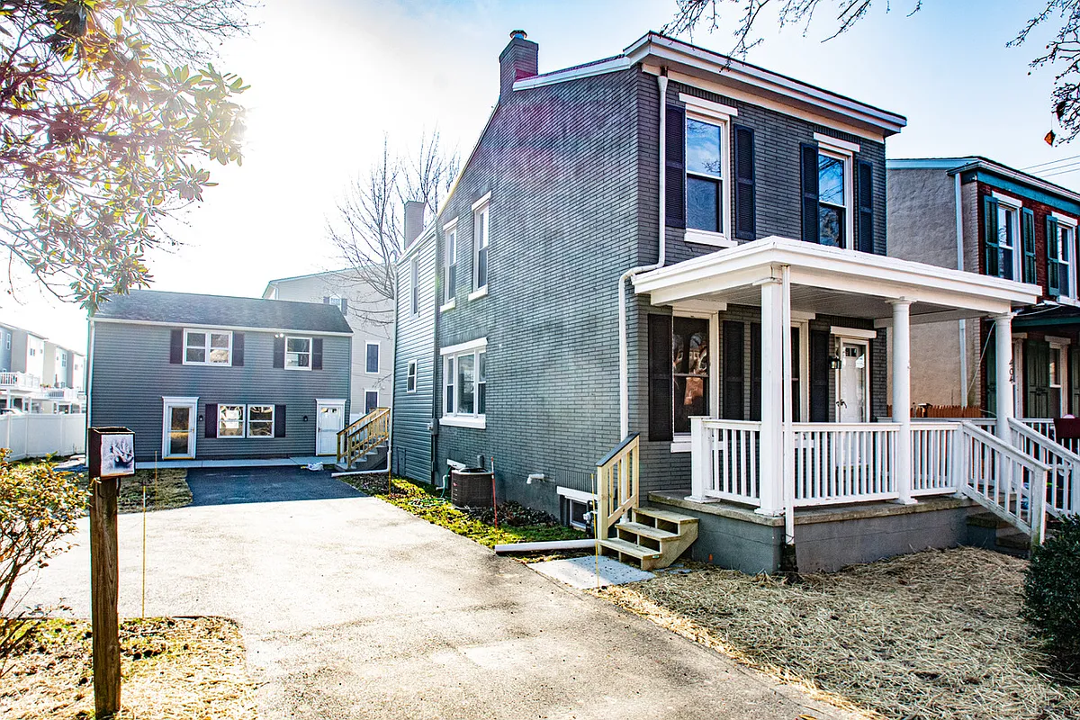 Exterior drive showing carriage house positioned in rear of lot. - 404 E Barnard St #2