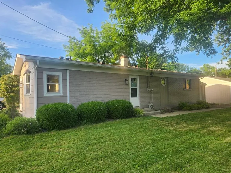 907 Main St — Photo 1