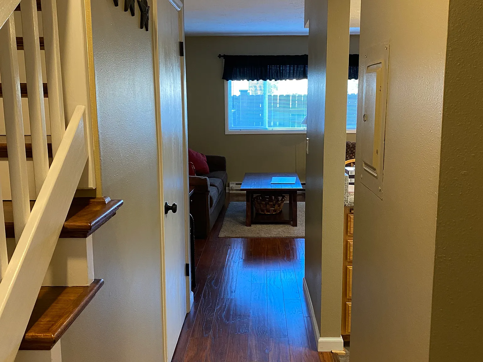2 bed, 1.5 bath, 2000 sqft, $2,400 — Photo 1