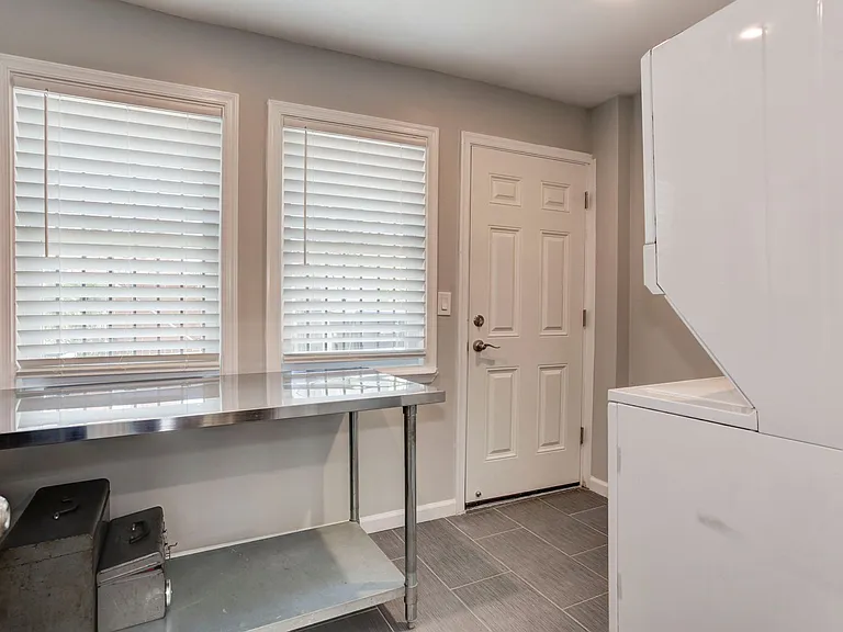 1169 Summit St NE — Photo 32
