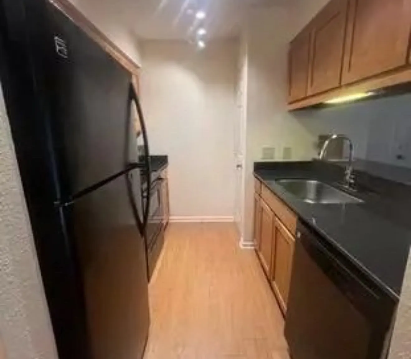 2 bed, 1000 sqft, $1,300 — Photo 3