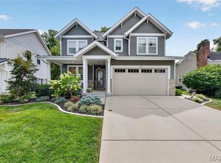 146 Girard Pl, Saint Louis, MO 63122