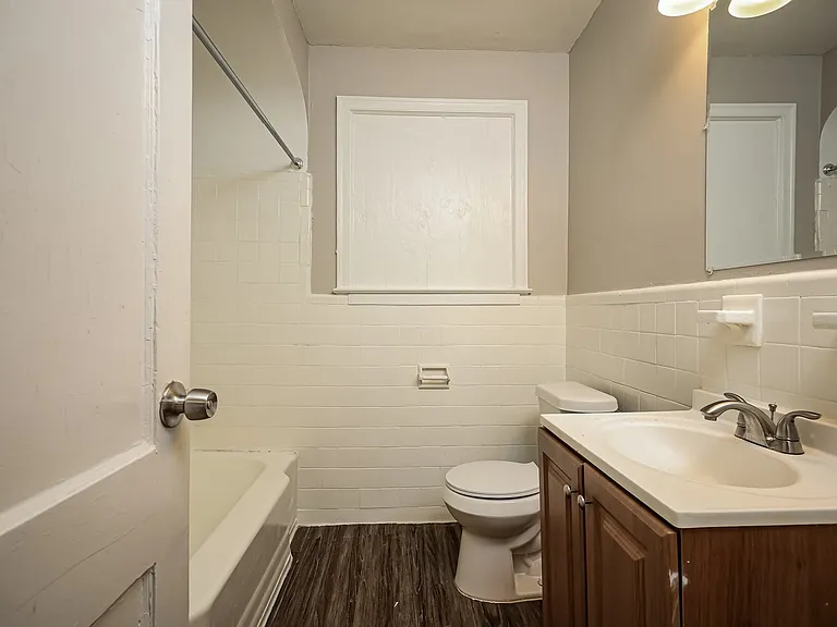 566449_028_bathroom_13556963.jpg