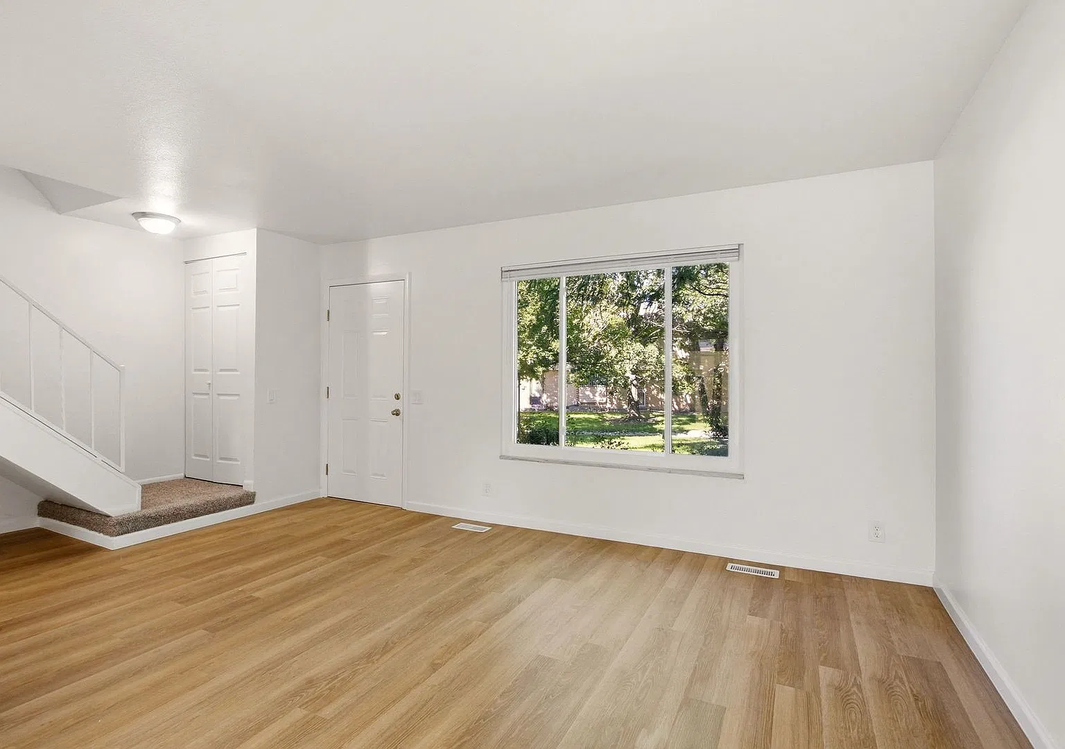 Fresh interior!! Beautiful townhome! 6 month lease only! — Photo 3