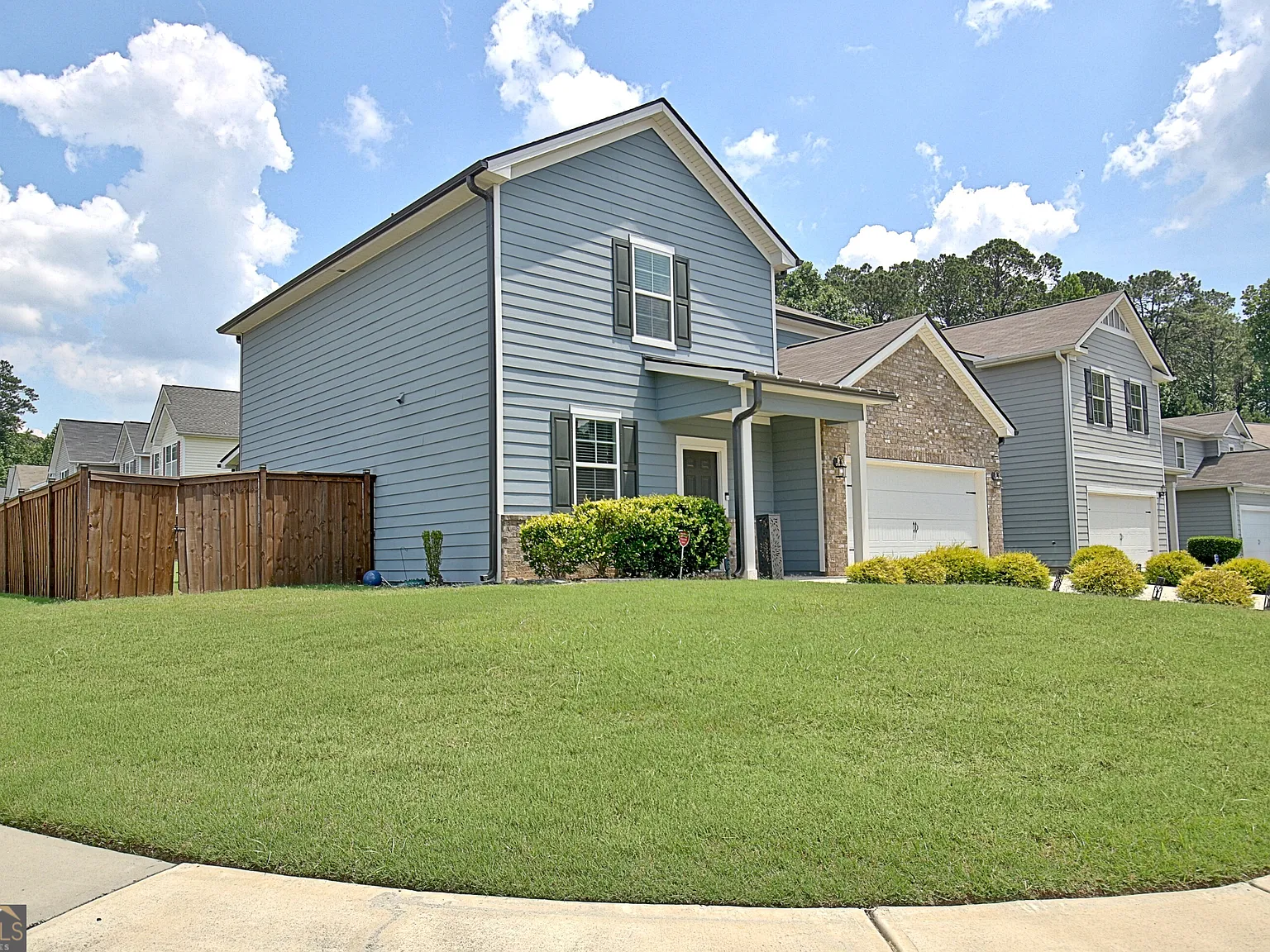 3 bed, 2.5 bath, 2593 sqft, $2,600 — Photo 3