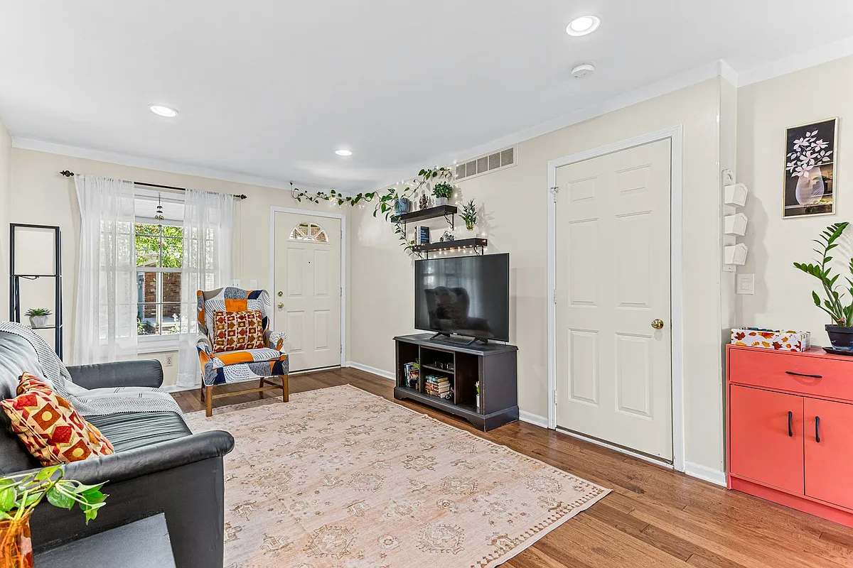 Living Room - 456 Oakgrove Ct