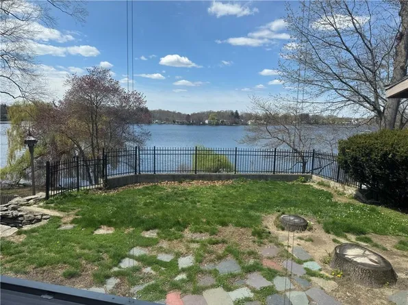 157 Betsey Williams Dr, Warwick, RI 02889