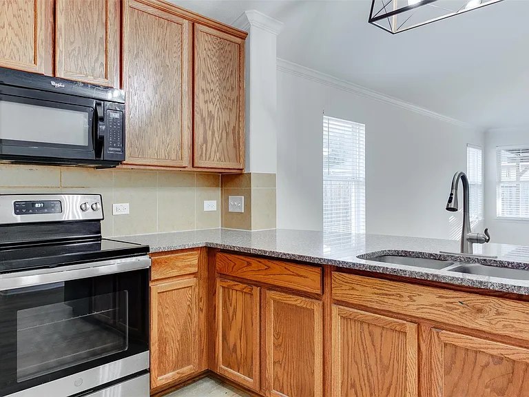 2410 Lakecrest Town Dr — Photo 12