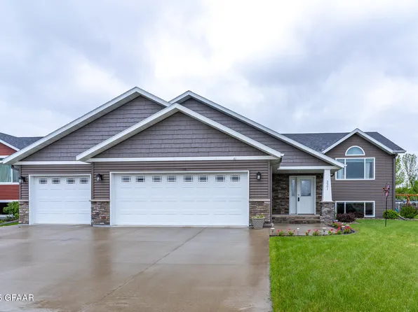 3901 Diamond Dr, Grand Forks, ND 58201