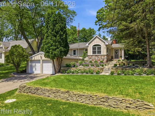 6262 Briggs Lake Dr, Brighton, MI 48116