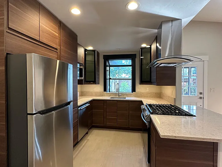 624 NE Olney Ave — Photo 12