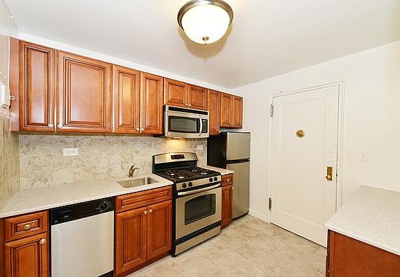 3rd image of 6505 Yellowstone Blvd APT 4C