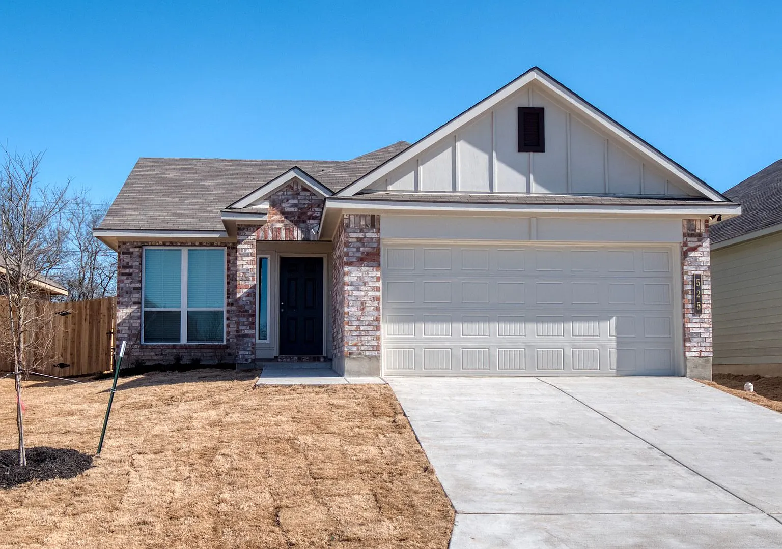 525 Fallbrook Dr — Photo 1