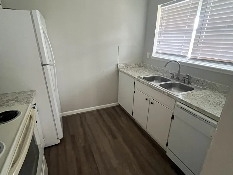 Malibu Apartments — Photo 11