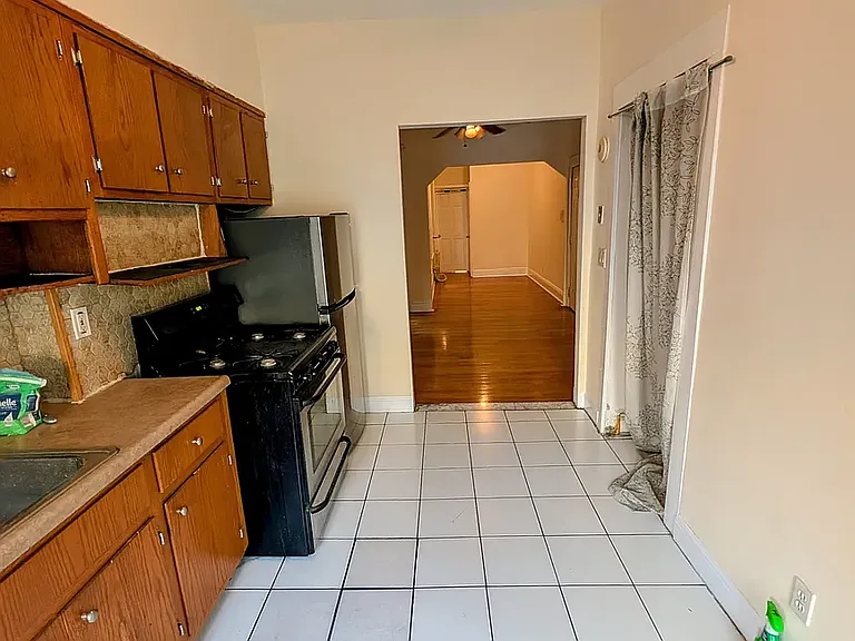 1876 Madison St #2R — Photo 2