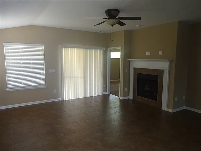 3 bed, 2.0 bath, 1924 sqft, $2,490 — Photo 4