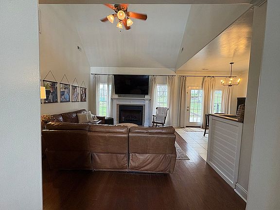 2nd image of 115 Hickory Gln