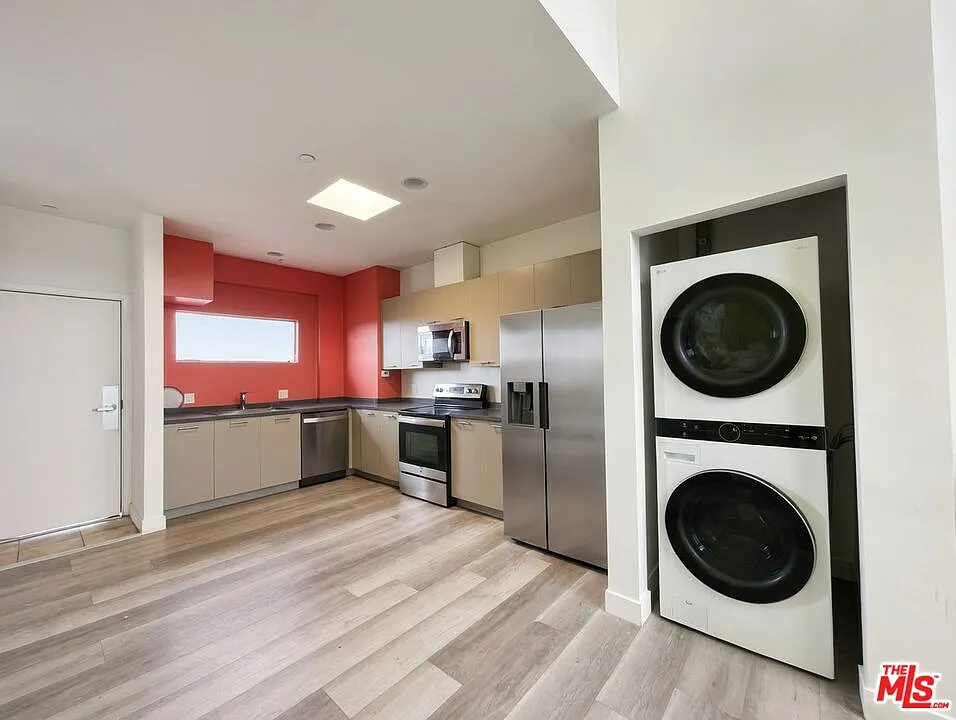 5 bed, 5.0 bath, 1877 sqft, $7,100 — Photo 2