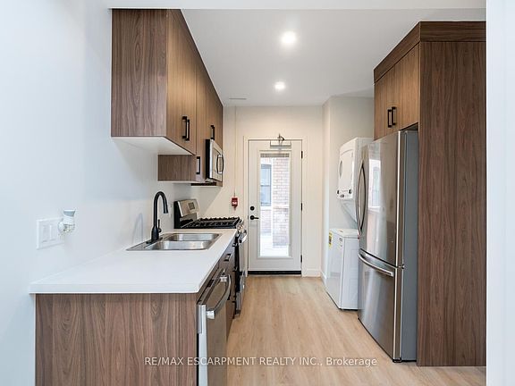 4th image of 127 Victoria Ave S