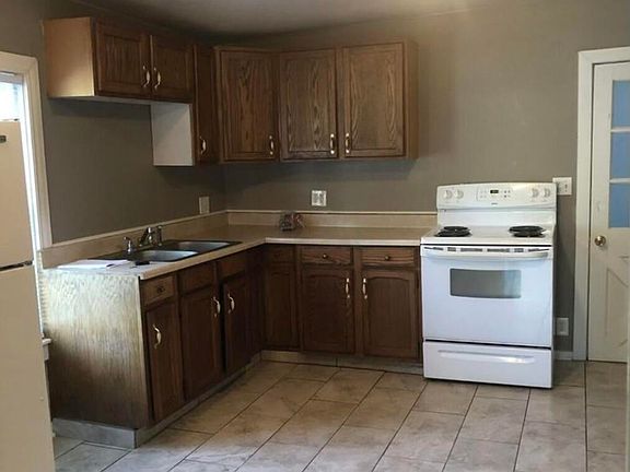 2nd image of 609 W 15th St
