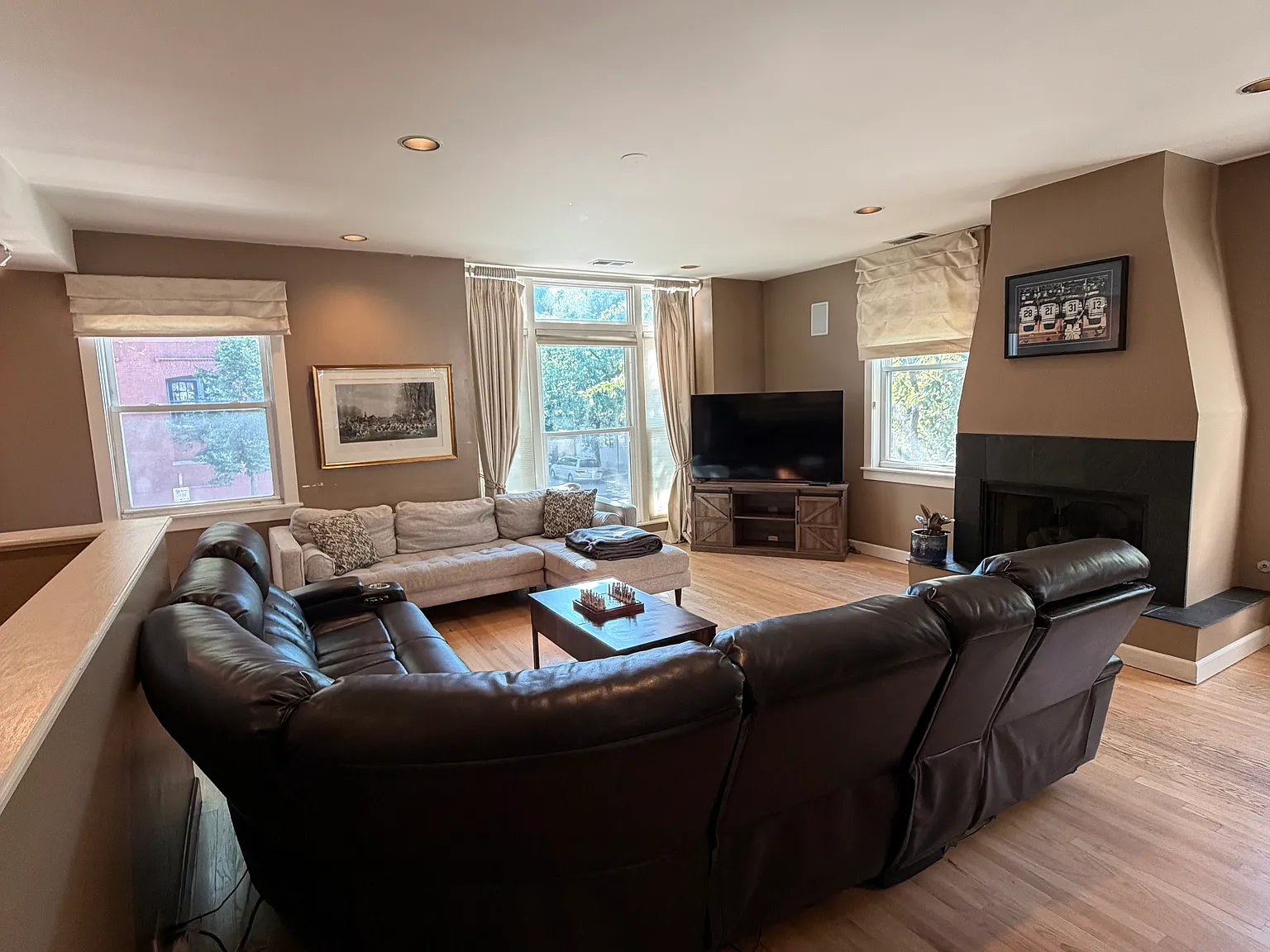 3 bed, 2400 sqft, $5,900 — Photo 3