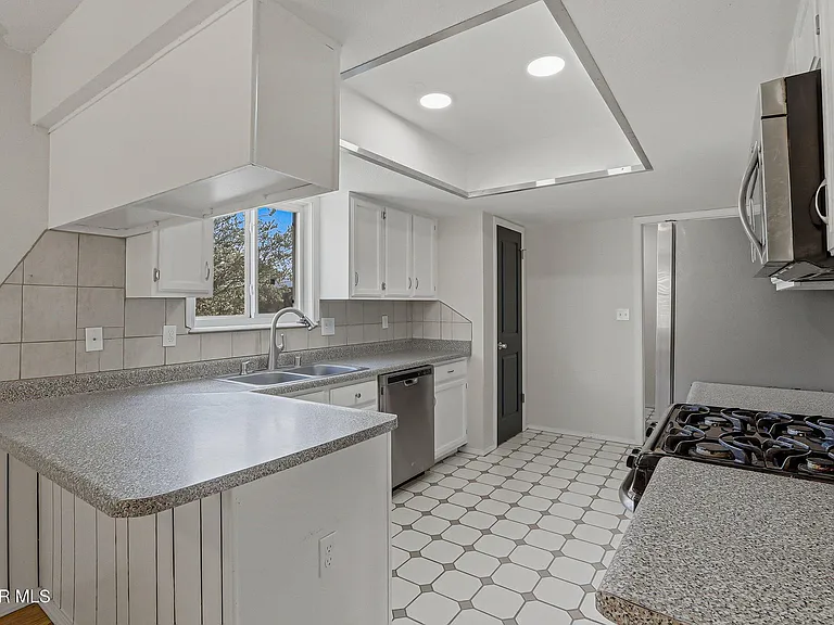 604 La Chapa Ave — Photo 8