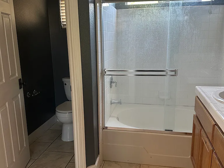 890 Victory Dr — Photo 2