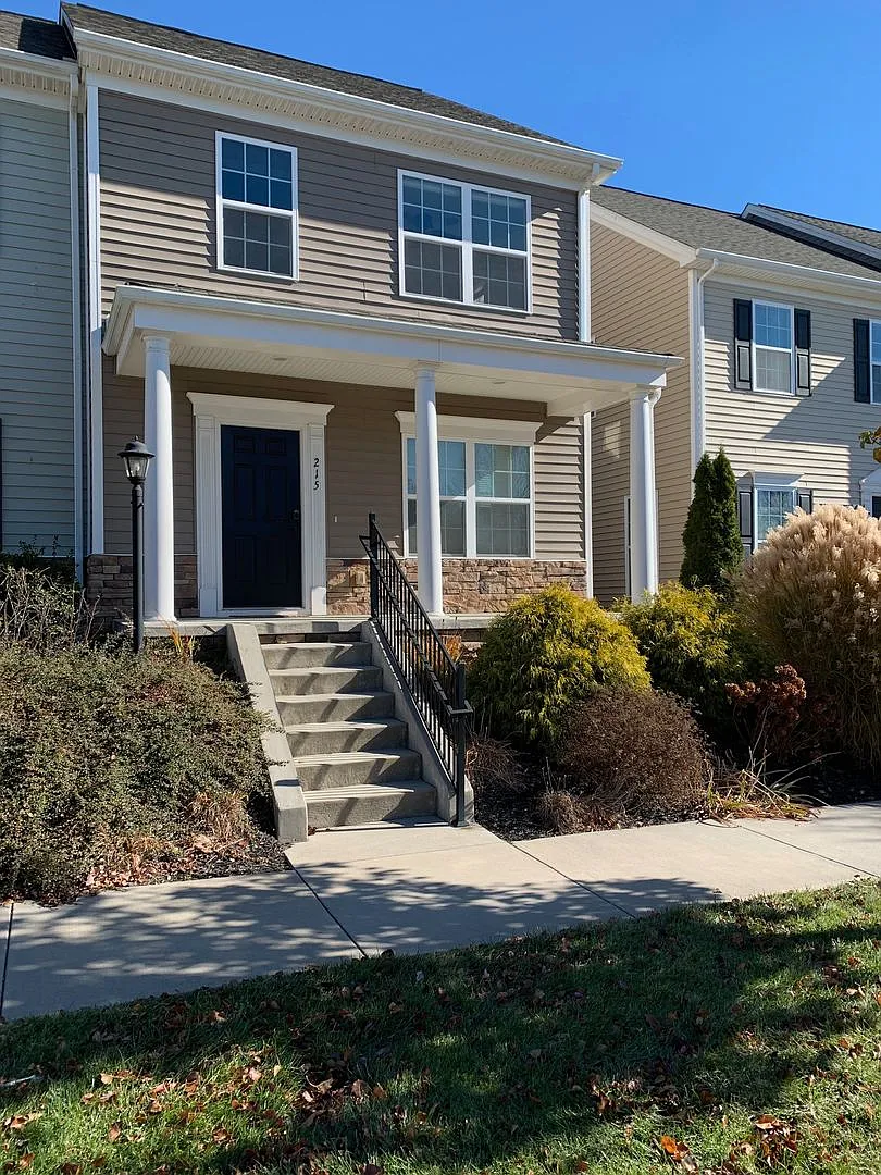 3 Bedroom 2.5 Bath Townhouse 1 Car Garage — Photo 3