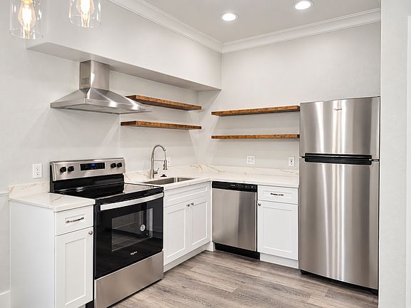 3rd image of 975 Humboldt St #1