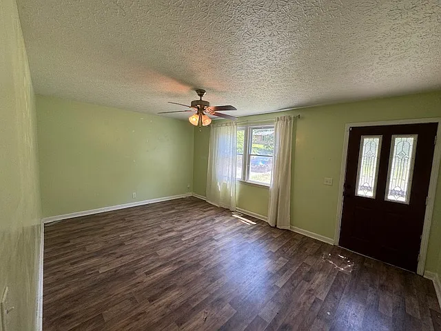 1143 Chestnut Dr — Photo 2