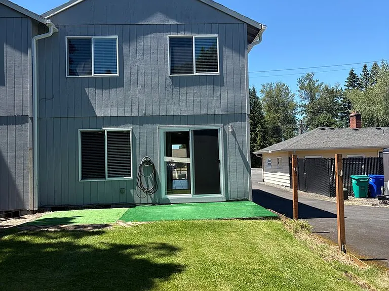 204 SE Kane Dr — Photo 17