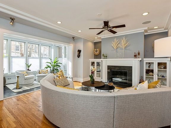 3rd image of 922 W Carmen Ave #1W
