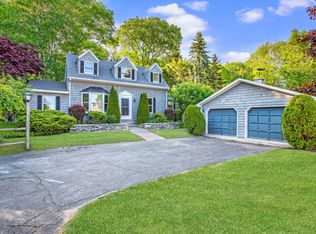 6 Robinson Rd, Falmouth, ME 04105