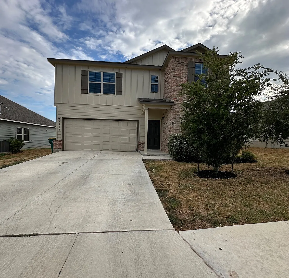 4 bed, 2.5 bath, 2559 sqft, $2,400 — Photo 1