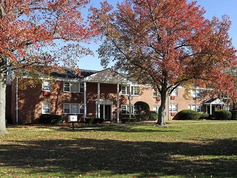 Country Club Apartments — Photo 15