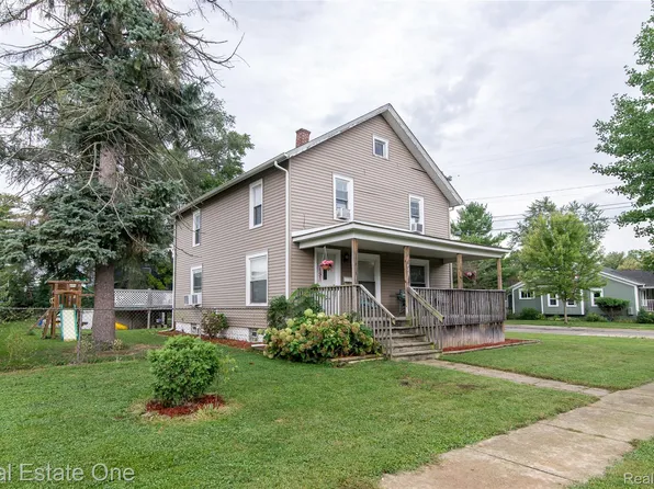 821 Dearborn St, Howell, MI 48843