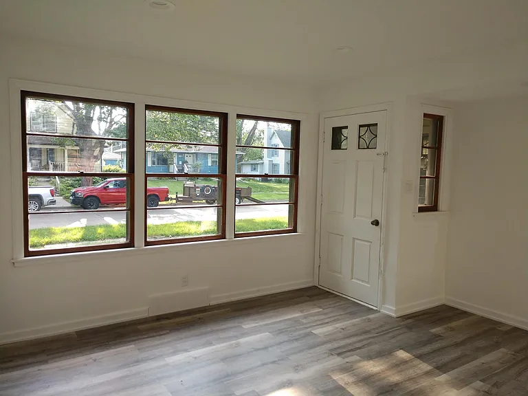 209 SW School St — Photo 3