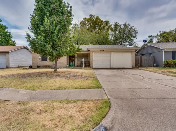 709 Blueberry Ln, Grand Prairie, TX 75052