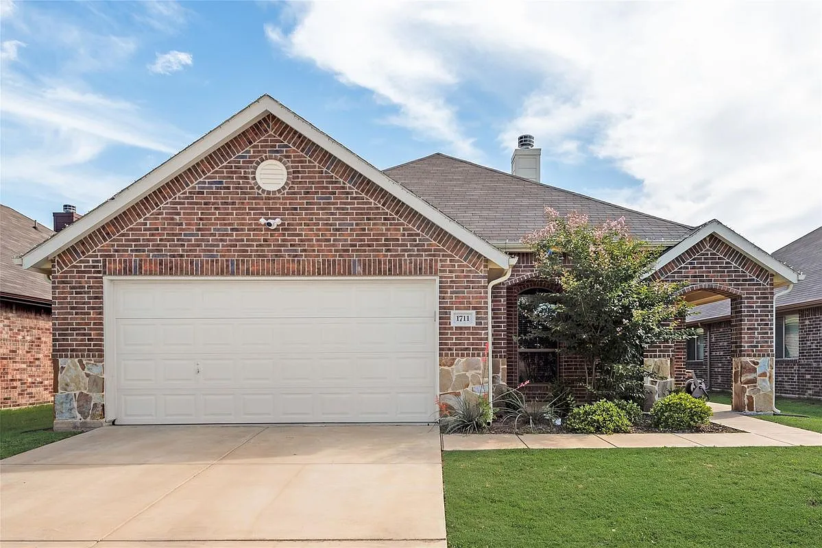 4 bed, 2.0 bath, 1741 sqft, $2,100 — Photo 1