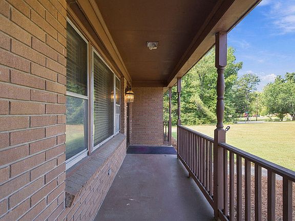 2nd image of 404 Lake Forest Rd
