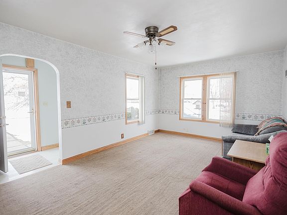 3rd image of 327 W Merrimac St