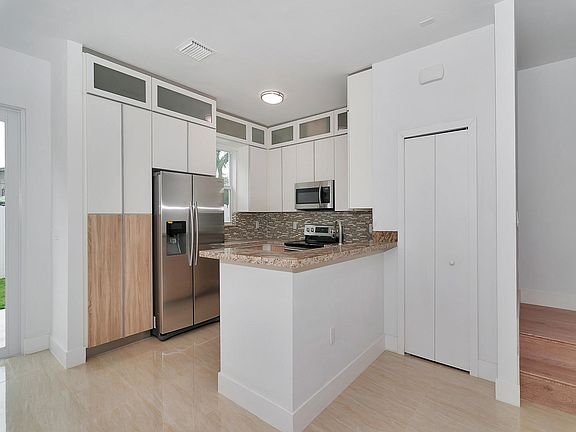 4th image of 810 SW 65th Ave