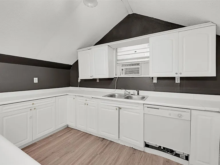 310 N Rock Island St — Photo 4