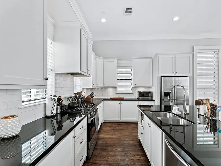 1504 Knox St — Photo 5
