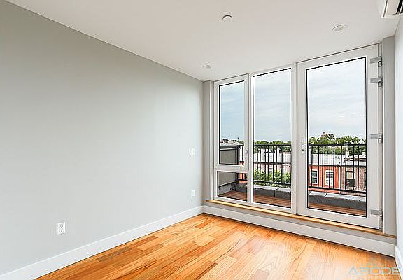 5th image of 682 Hancock St #4B