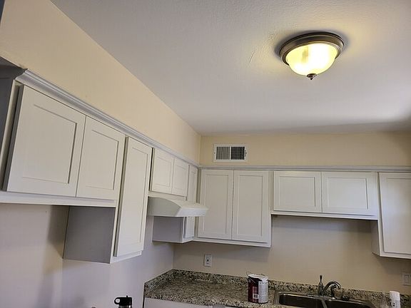 5th image of 814 E 4th Pl